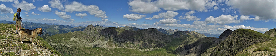 "In discesa dal Pizzo Farno ai Laghi Gemelli sulla lunga cresta del versante ovest vista a nord"